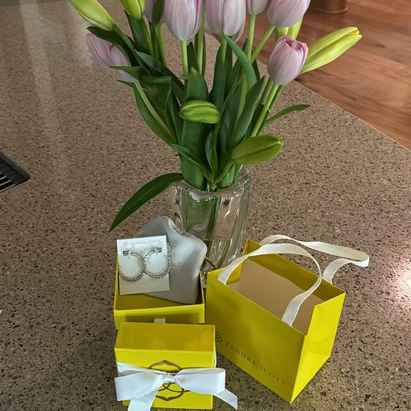 Kendra Scott Maggie Hoops NWT - Picture 4 of 5